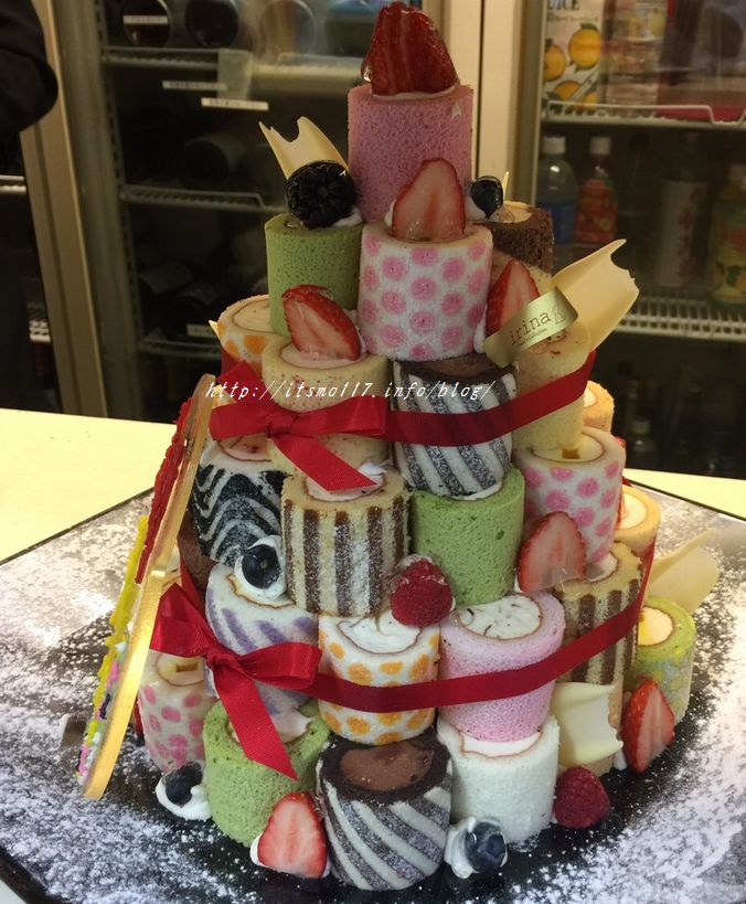 クリスマスケーキはカラフルポップなロールケーキタワー Irina でサプライズしちゃおっ Happylife 素敵スタイル